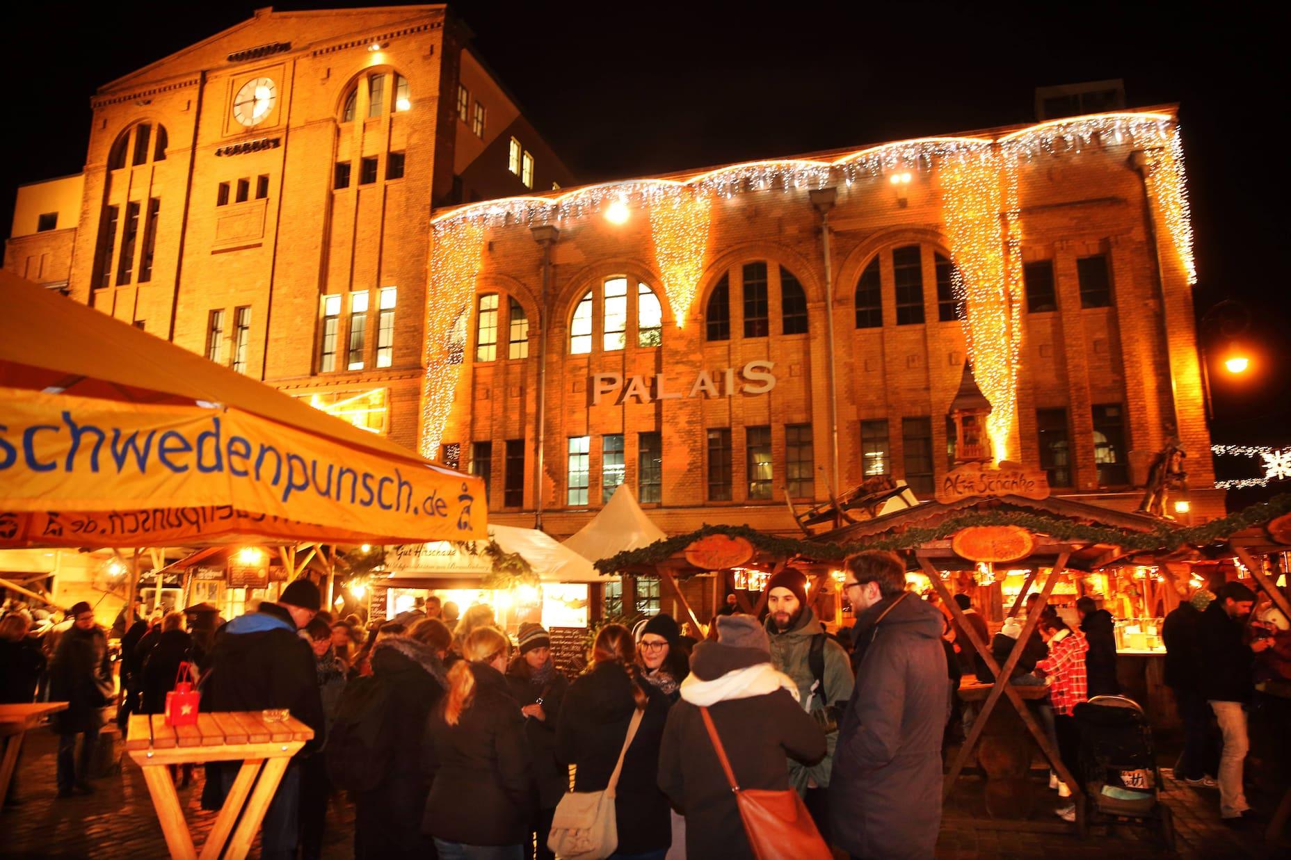 The Lucia Christmas Market in Pankow takes place in a beautiful atmosphere at the Culturbrauerei. The highlight is the Lucia Festival on December 13.