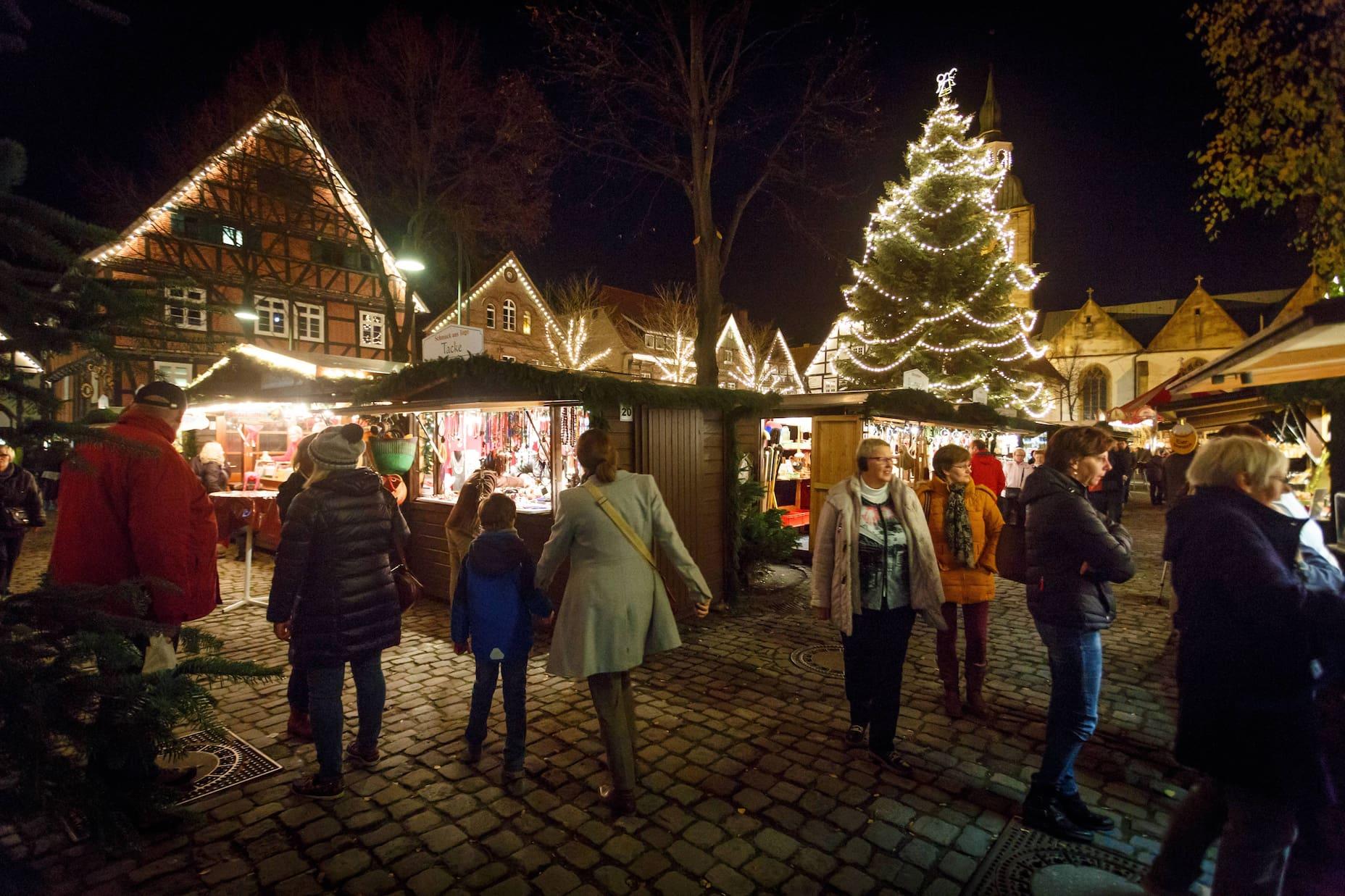 Surrounded by half-timbered houses: The Christkindl Market in Wiedenbrück is, unlike its Nuremberg counterpart, unknown but also takes place in a very picturesque setting.