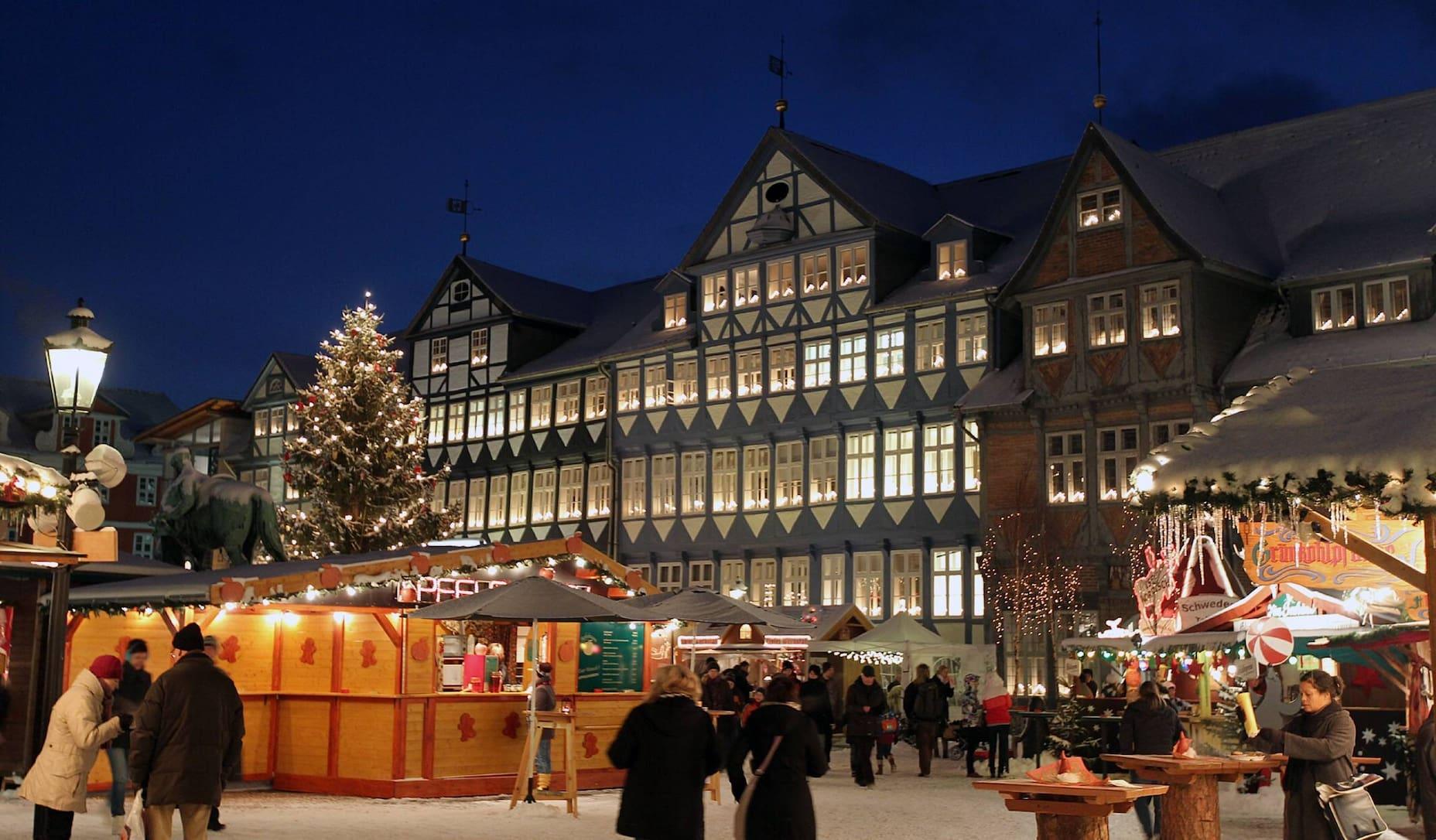 Booth magic with a medieval backdrop: This particularly traditional Christmas market impresses with its beautiful setting and light installations.