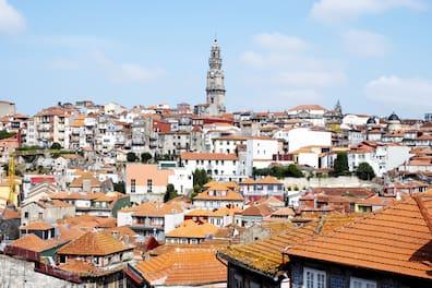 Great view over the city: The Torre dos Clérigos is the tallest church tower in Porto.