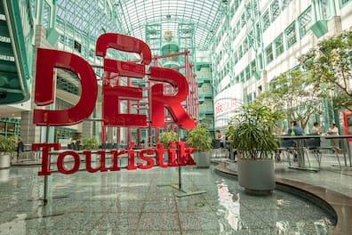 766 chain travel agencies, over 560 franchisees, and more than 1500 legally independent travel agencies belong to 'DERTOUR.' 