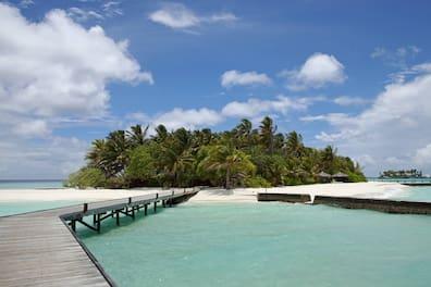 The island of Veligandu lies in the Rasdhoo Atoll and translates to 'big sandbank.'