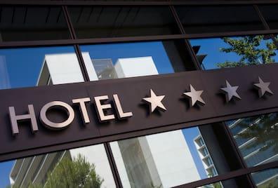What distinguishes a four-star hotel from a five-star hotel? Criteria define it.