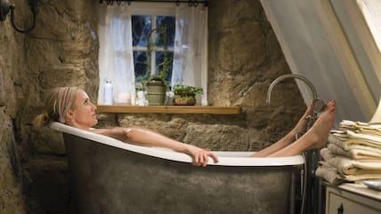 One of the well-known scenes from the movie 'The Holiday': Cameron Diaz sits in the bathtub in the English cottage.