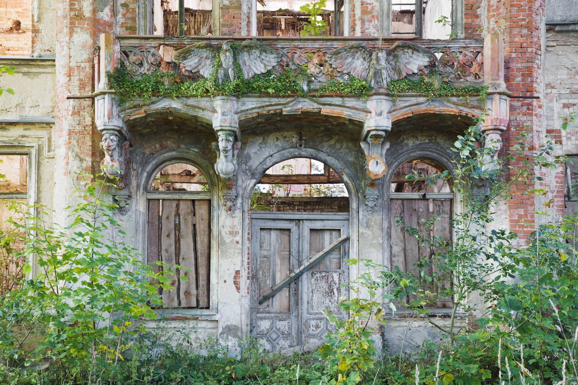 The faded facade of the Hohenlandin Ruin.