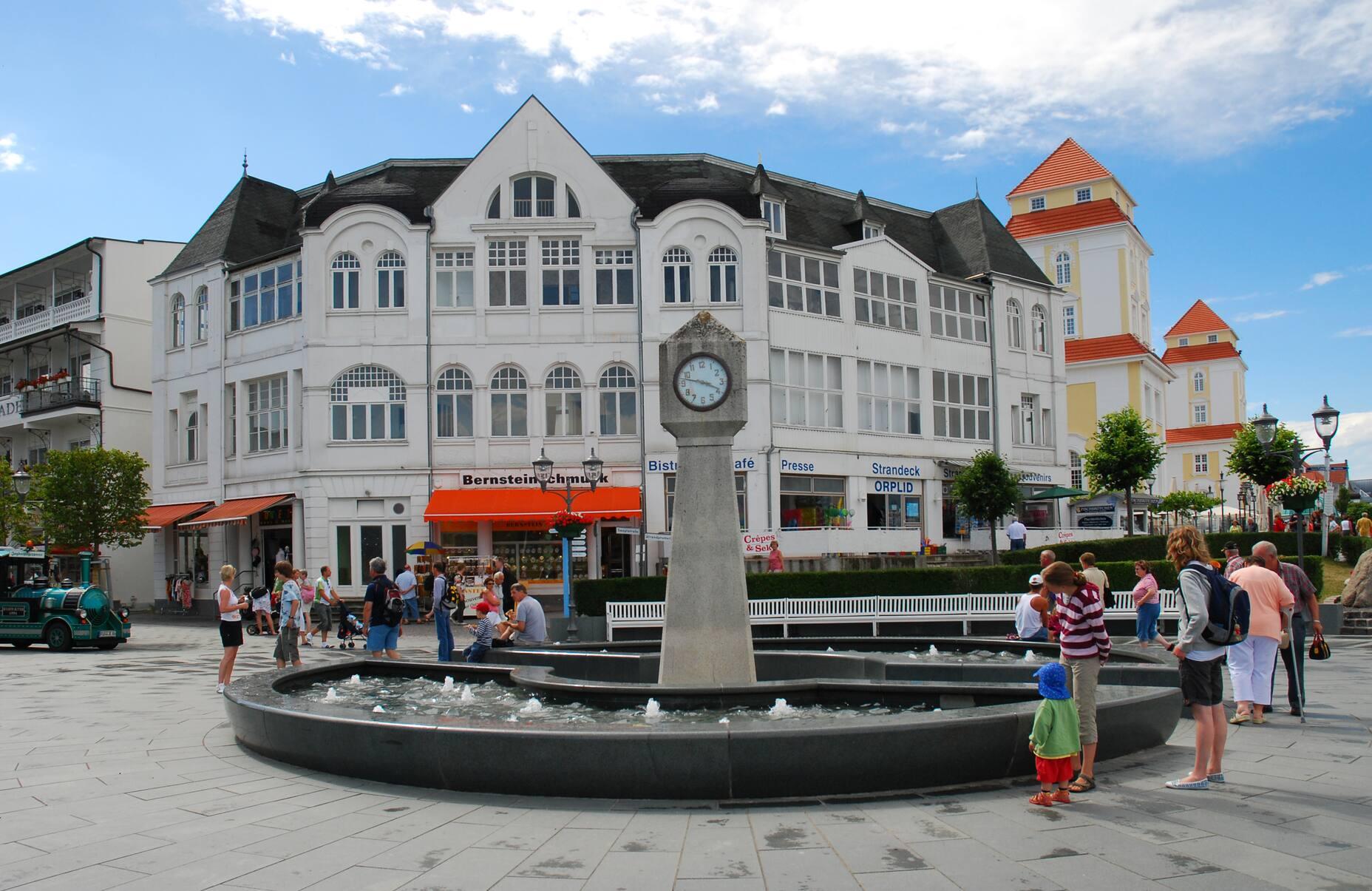 Relaxing family vacation on Rügen: Tourists explore the promenade of Binz.