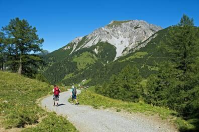 Two hikers have their sights set on the Ochsenkopf near Malbun.