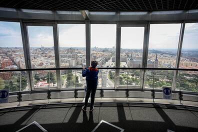 A child visits the viewpoint of the Faro de Moncloa and looks out over the city.