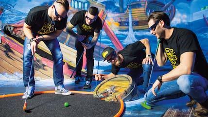 Blacklight and mini-golf - both can be experienced in Lübeck.