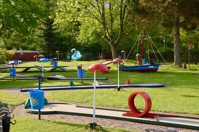 In the spa park in Laboe, one can play mini-golf in a beautiful setting.
