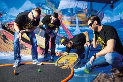 Blacklight and mini-golf - both can be experienced in Lübeck.