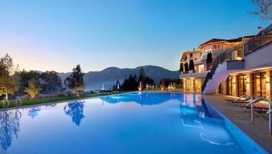 The outdoor pool of Panorama Royal Hotel
