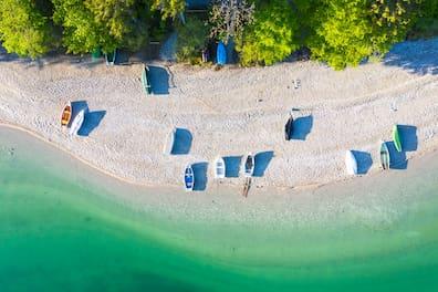 This view exudes Caribbean flair: Boats on the southern shore of Lake Walchensee.