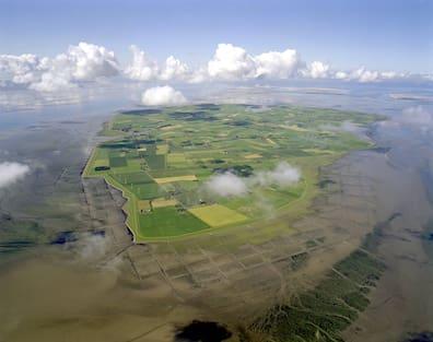 37 square kilometers of North Sea island charm: Discover bathing, culture, and relaxation on Pellworm.