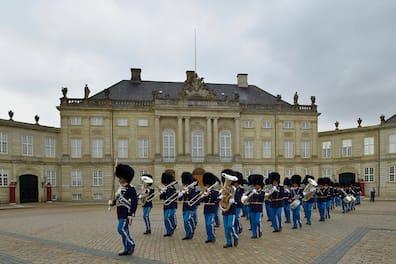 Popular photo spot in Copenhagen: The royal guard in front of Amalienborg Palace.