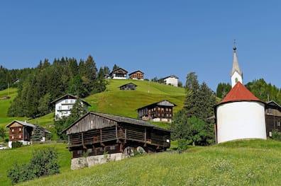 Farms and chapel in Liesing in the Lesachtal during the peak of summer.