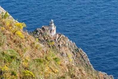 On hikes through Ponza, you can discover the island's lighthouse and enjoy marvelous sea views.