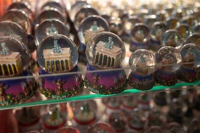 Snow globes with the Brandenburg Gate-popular souvenirs from Berlin.