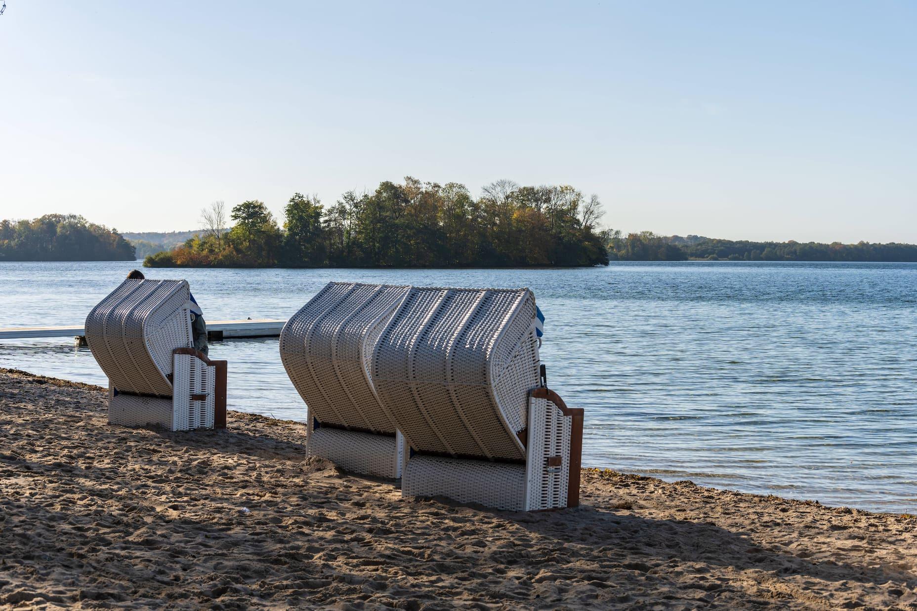 Beach chairs are not only found on the Baltic Sea and North Sea: Autumnal mood at the swimming area on Prinsloo Island in Großer Plöner Lake.