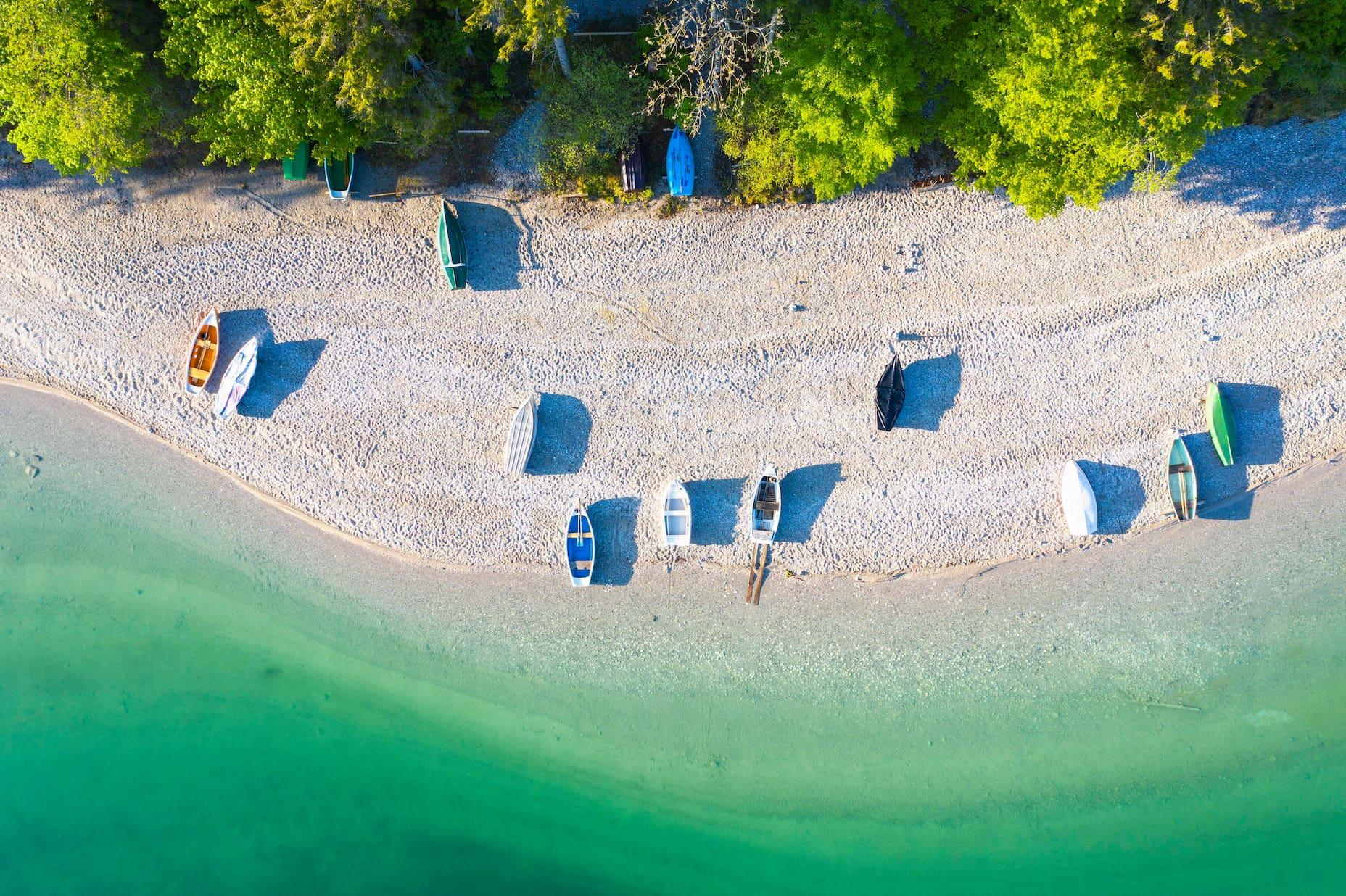 Boats on the southern shore of Walchensee - a beach view like in the Caribbean.