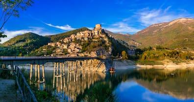 The beautiful village of Castell di Tora is situated right on Lake Turano.