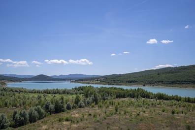 Minimal infrastructure and lots of natural spaces await you at Lake Montedoglio.