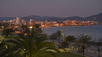 Night owls will enjoy Cala Millor: Numerous bars and pubs offer delicious drinks in a lively atmosphere.