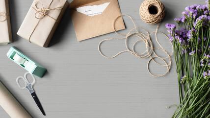 With these gift ideas, delight your travel-loving friend!