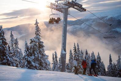 In the Kvitfjell ski area, there are 33 slopes and 14 lifts.