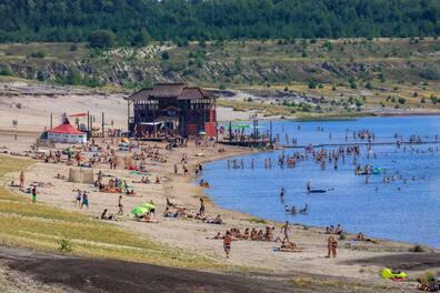 At the Feel Festival at Lake Bergheider, you can dance, swim, and celebrate a festival of tolerance.