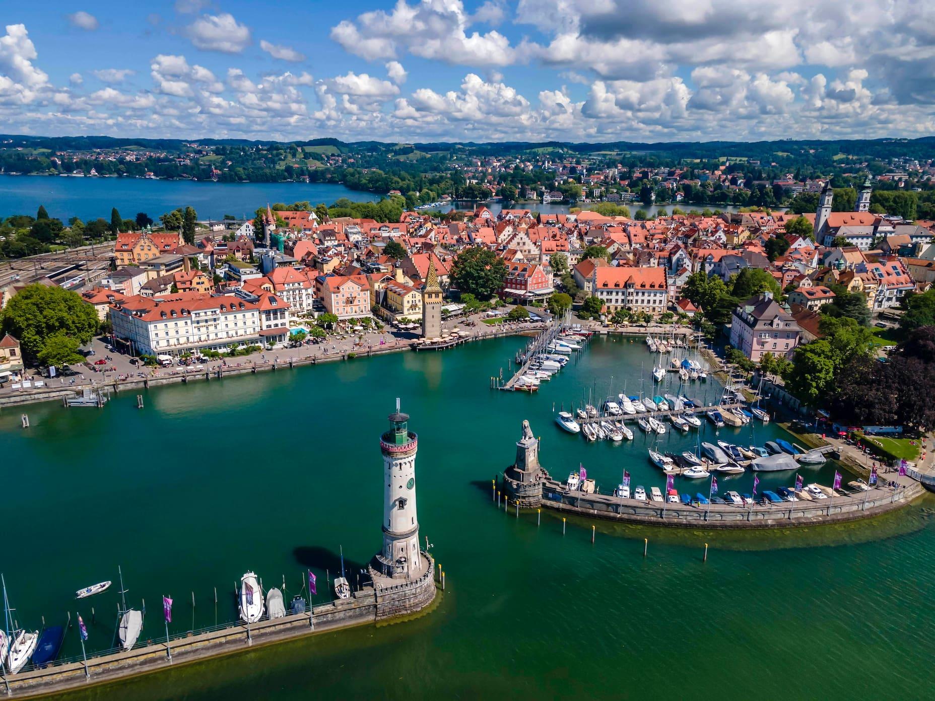 In the port of Lindau, in addition to a statue of the Bavarian lion, there is also a stone lighthouse with views of Lake Constance and the mountains.