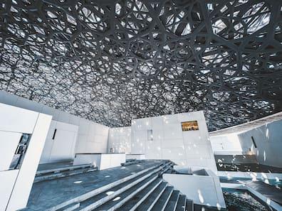 Beautiful art - you will find it not only on the walls of the Louvre Abu Dhabi. No, the entire building is a modern artwork.