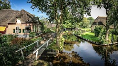 Giethoorn is more of a village than a city. Not even 2,600 people live there.