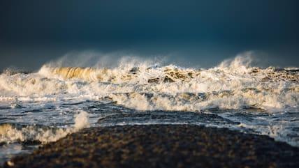 A strong storm on Norderney can create towering waves. (Stock image)