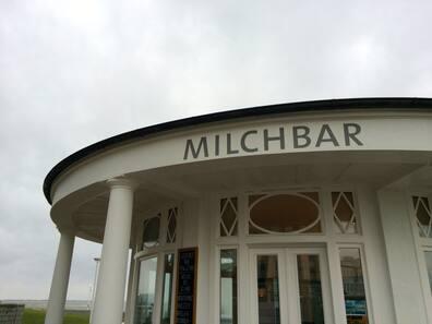 The Milchbar impresses with delicious food, good drinks, and sea views.