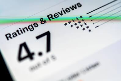A review with 4.7 out of 5 possible stars is visible on a portal.