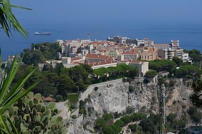 Because of its location on the peninsula, the district Monaco-Ville is also called le Rocher, the Rock.