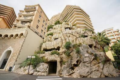 The right destination for architecture fans: In the Les Moneghetti district, buildings of different styles and eras stand together, like the private Villa Troglodyte, which was built into the rock.