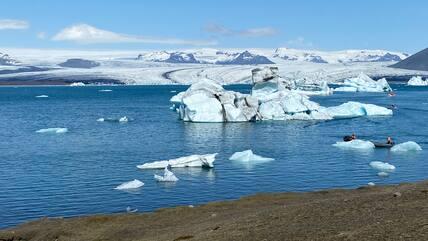 In the Jökulsárlón glacier lagoon, which can be explored by kayaks, motorboats, and amphibious vehicles, icebergs float that break off from the Breidamerkurjökull glacier tongue - just one of the highlights of a cruise around Iceland.