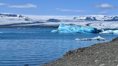 Impressive: In sunlight, the icebergs in the Jökulsárlón glacier lagoon glimmer blue.