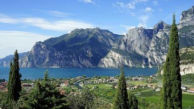 Lake Garda, nestled in an impressive alpine backdrop, captivates with its crystal-clear waters, idyllic shores, and charming towns rich in culture and history.
