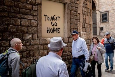 "Tourist go home" Graffiti
