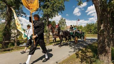 You can also admire the costumes live, for example at the Garbisdorf Bird Shooting on June 24 and 25.