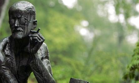 A statue of James Joyce at the Fluntern cemetery.