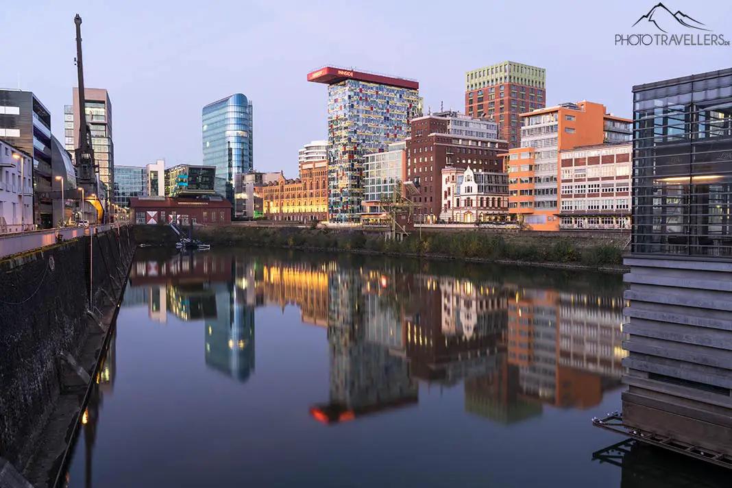 Der Medienhafen in Düsseldorf im Morgenlicht