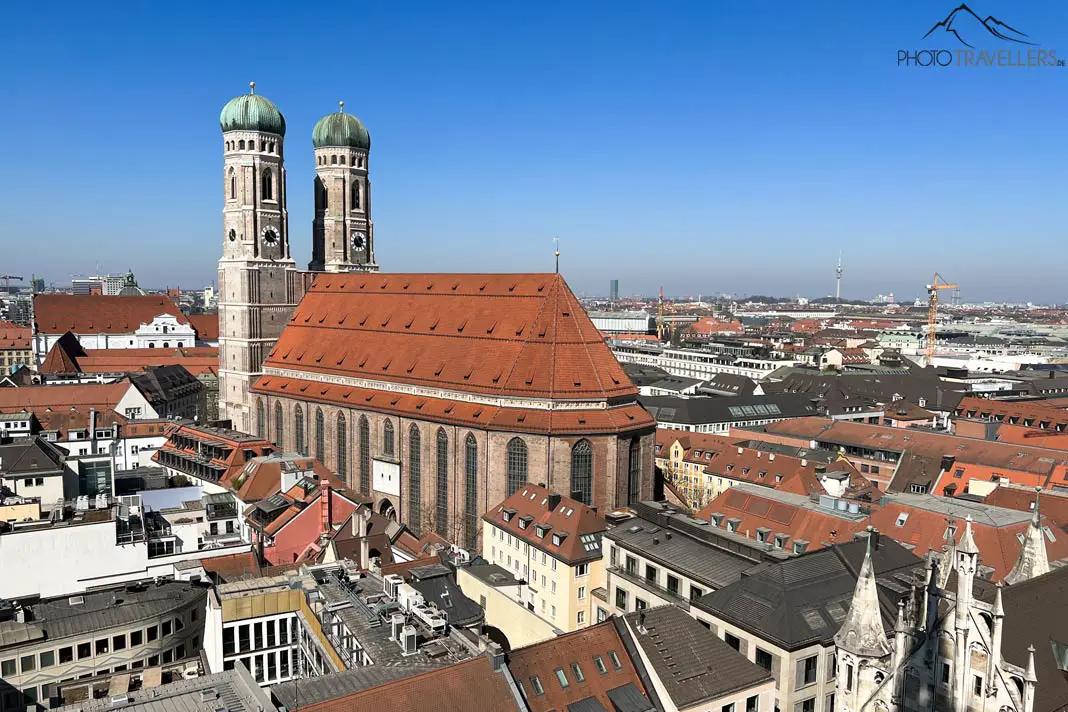 Der Blick auf die Frauenkirche vom Münchner Rathausturm aus