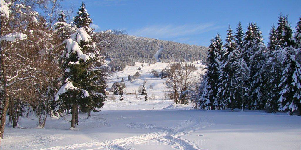 Montagnes du Jura la station des rousses neige ski