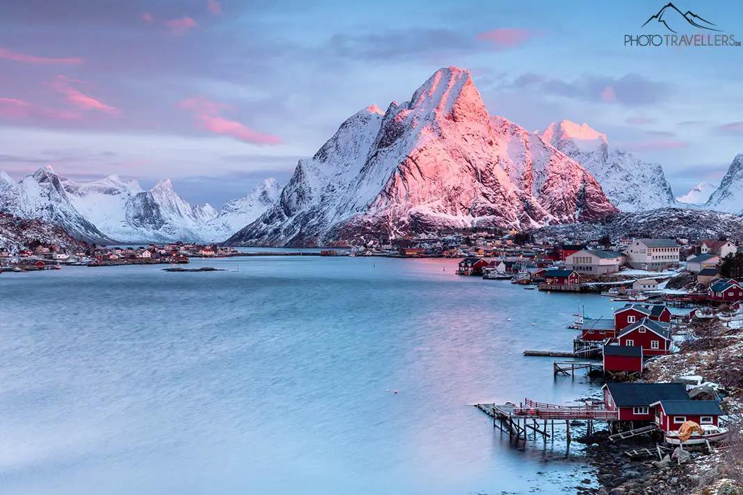 Sonnenaufgang über Reine auf den Lofoten