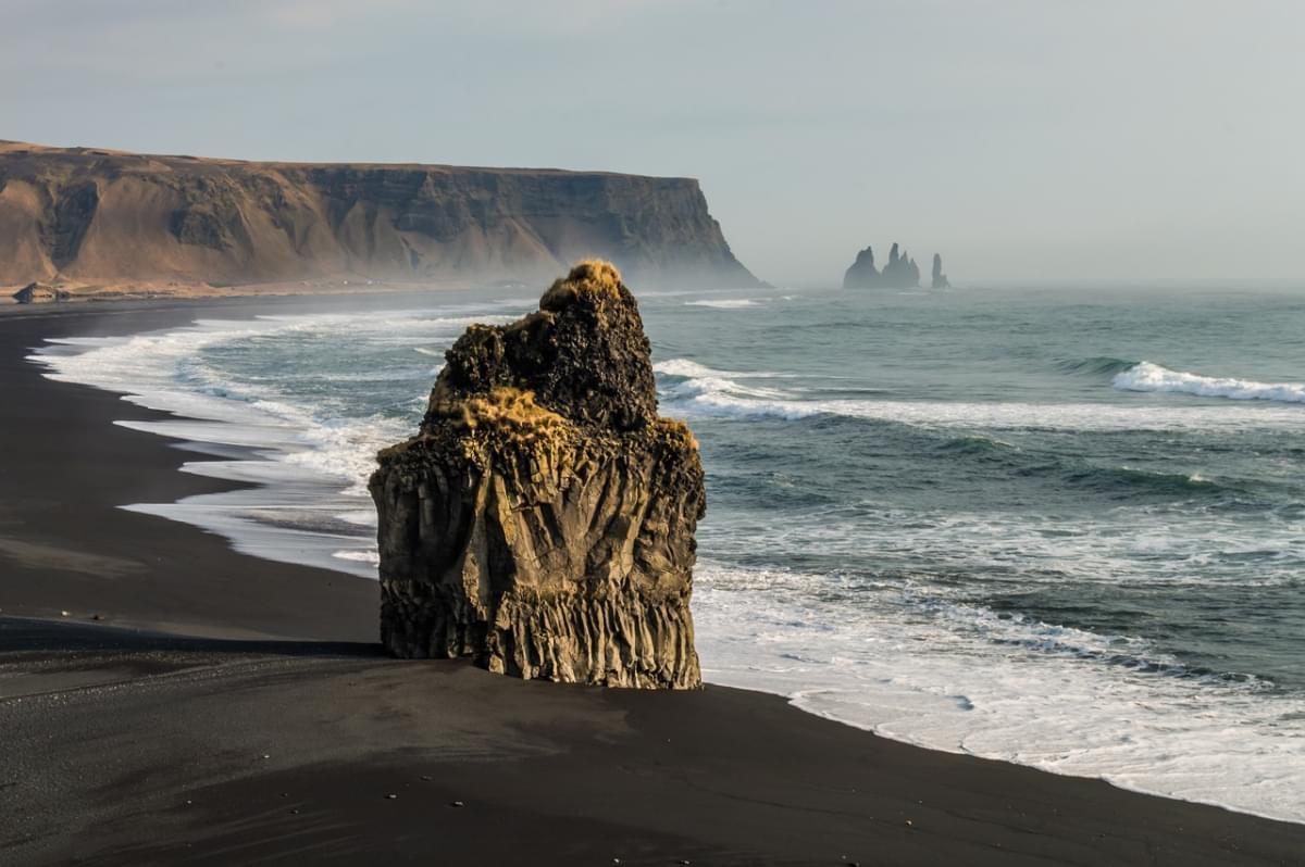 spiaggia scogliera vik