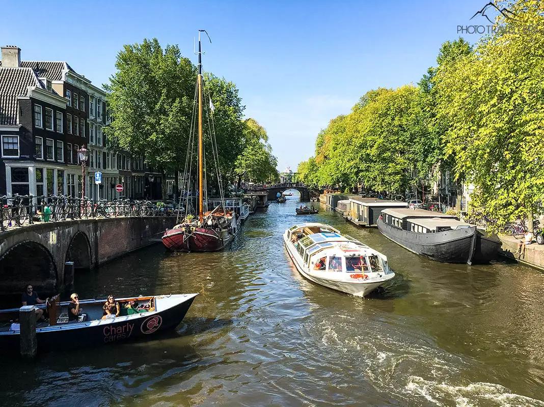 Der Blick über eine Gracht mit Ausflugsboot